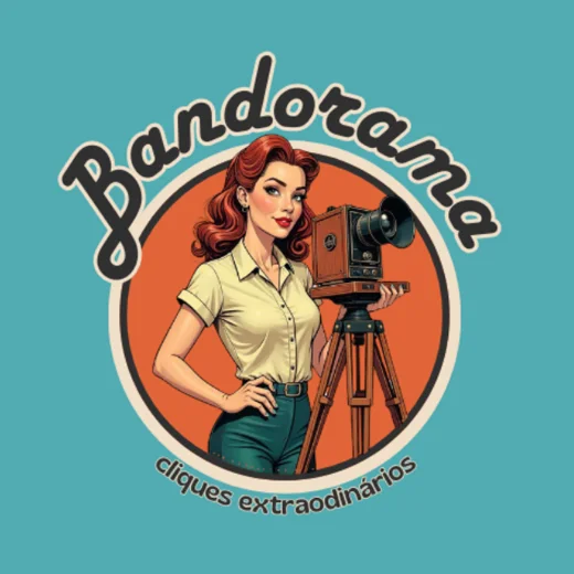 Logo Bandorama: pin-up ruiva com câmera vintage e o slogan cliques extraordinários