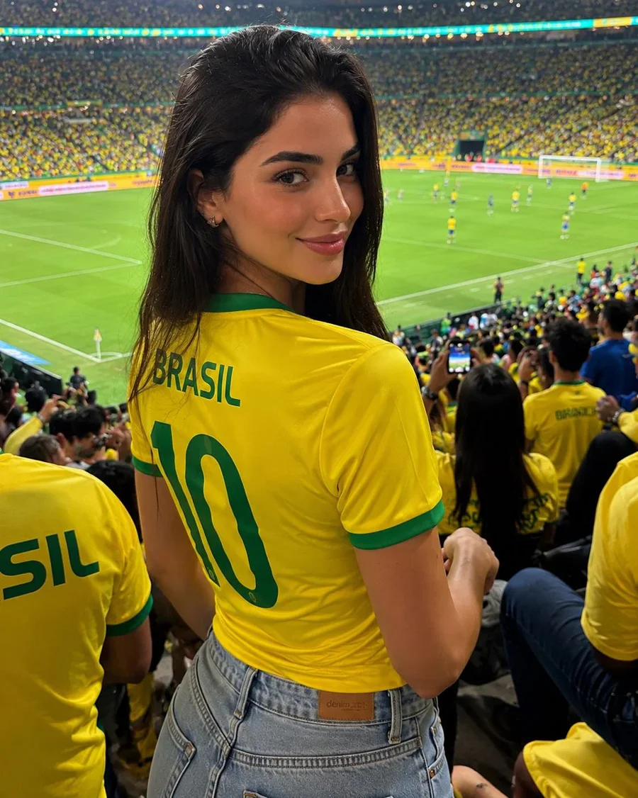 Convidada com a camisa 10 do Brasil no estádio, foto criada por IA
