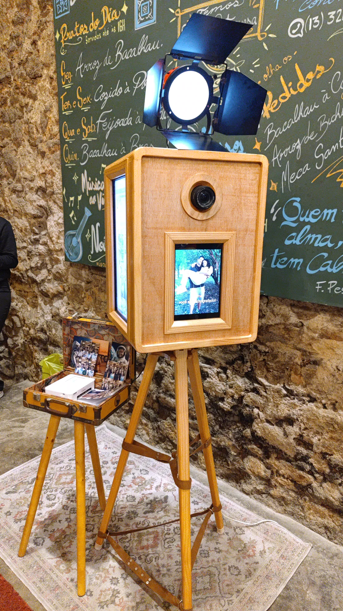 A Bandorama montada ao lado da maleta vintage da impressora, em salão de pedra