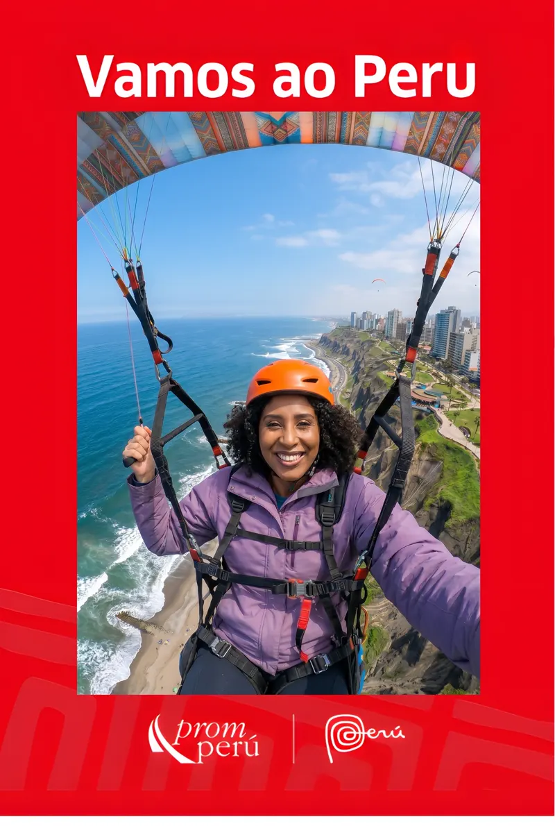 Visitante voando de parapente na moldura Vamos ao Peru, ativação PromPerú na WTM 2026