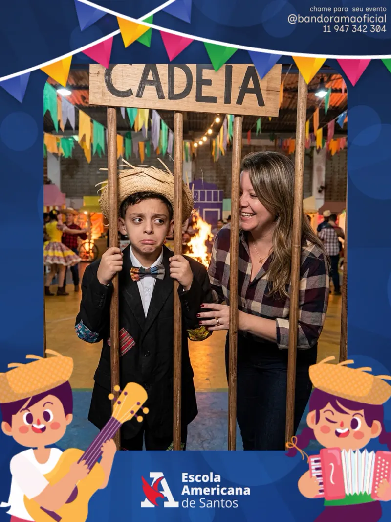Crianças brincando na cadeia cenográfica da festa junina da Escola Americana de Santos